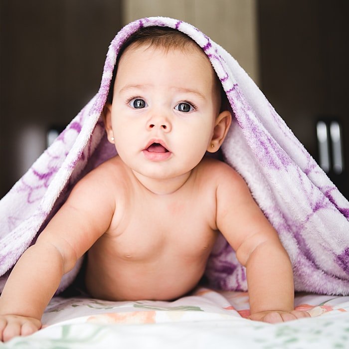 Battaniyenin altındaki bebek